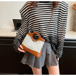 Sac bandoulière en denim et cuir avec motif matelassé et bandoulière en chaîne dorée