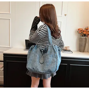 Detailaufnahme der großen blauen Canvas-Tasche mit Seitentasche und Kordelzugverschluss
