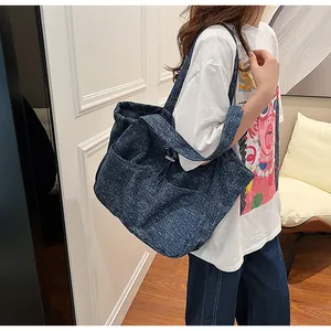 Blaue Canvas-Einkaufstasche mit Seitentasche in der Seitenansicht am Modell für den Alltag