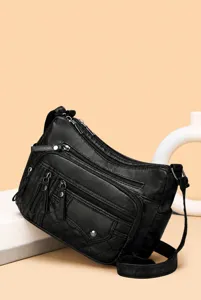 Detailopname van zwarte zachte PU-lederen crossbodytas met gewatteerde stikpatronen en rits