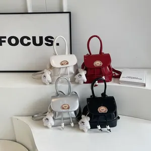Mini zaino in pelle PU in bianco rosso argento nero con ciondoli a orsetto