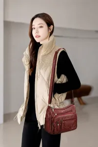 Detail van de bordeauxrode kunstlederen crossbodytas met elegant ruitvormig stiksel