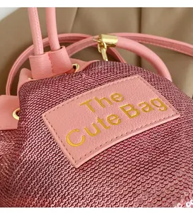 Makro-Detail einer rosa Pailletten-Beuteltasche mit einem Lederpatch The Cute Bag
