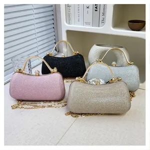 Détails des pochettes de soirée en rose, noir, argent et champagne avec texture pailletée