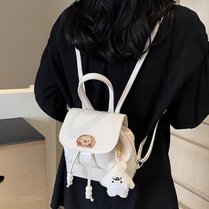 Mini zaino bianco in PU con toppa a cucciolo e ciondolo a forma di orsetto morbido