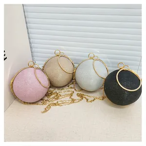 Gros plan de quatre sacs de soirée boule à paillettes en rose, doré, argenté et noir