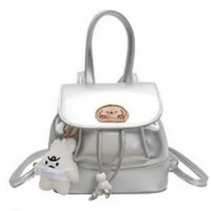Mini zaino metallico argento per donna con toppa a cucciolo e ciondolo a orsetto