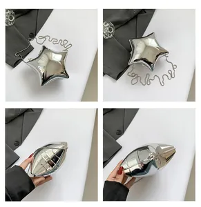 Détail de la pochette étoile en acrylique miroir argenté avec fine chaîne en métal