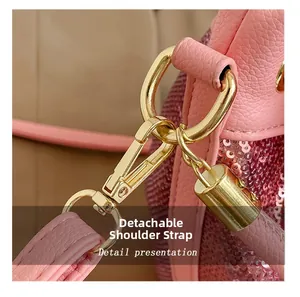 Détail du sac seau à paillettes roses avec bandoulière amovible et fermoir doré