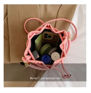Rosa Kordelzug Beuteltasche Detailansicht der Kapazität für Kosmetik und Handy