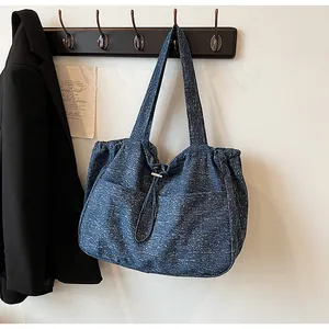 Detail der dunkelblauen Canvas-Tasche mit Kordelzugverschluss und Metallschnalle