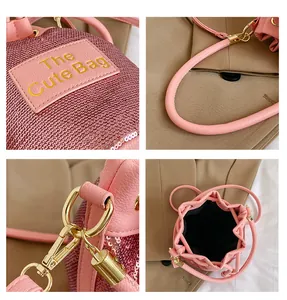 Détails du sac seau à paillettes roses avec étiquette en cuir et boucles dorées