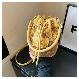 Vue détaillée du sac seau à paillettes avec fermeture à cordon et écusson logo