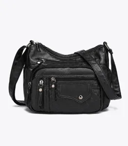 Vooraanzicht van zwarte crossbodytas met meerdere vakken, zilveren ritsen en gewatteerd vak