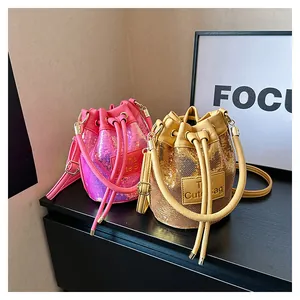 Détail de sacs seaux à paillettes rose et or avec étiquette en cuir The Cute Bag