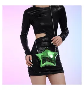 Gros plan du sac en forme d'étoile verte métallisée avec robe noire à motif serpent