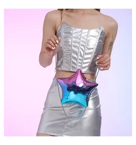 Détail du sac en forme d'étoile avec dégradé bleu-violet et bandoulière en chaîne