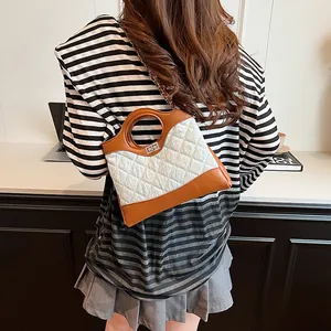 Sac sous le bras rétro contrasté avec tissu matelassé blanc et poignée en cuir marron