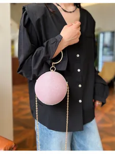 Détail du sac de soirée sphérique rose avec paillettes et poignée en anneau doré