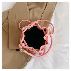 Vue détaillée de dessus d'un sac seau rose à paillettes avec des ferrures dorées