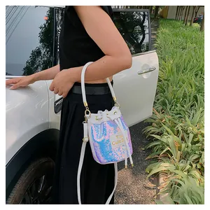 Modèle extérieur avec sac seau à sequins blanc à dégradé bleu-rose et cordon serrage