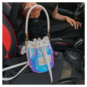 Détails des paillettes sur le sac seau blanc avec cordon et poignée en cuir robuste