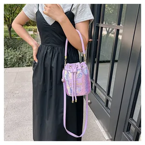 Détails du sac seau à paillettes étincelantes avec cordon de serrage et lettrage décoratif