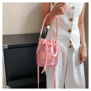 Détail du sac seau à paillettes roses avec cordon de serrage et étiquette The Cute Bag