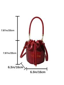 Détail du sac seau à paillettes rouges avec cordon et étiquette jaune brodée