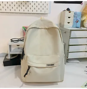 Minimalistische crèmewitte nylon rugzak met hoofdvak en ritsvak aan de voorzijde