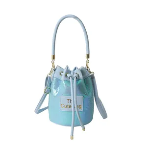 Sac seau bleu à paillettes avec cordon de serrage et étiquette logo The Cute Bag