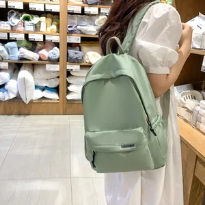 Minimalistische muntgroene nylon rugzak voor reizen en school in een lifestyle winkelomgeving