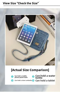 Details zur praktischen Denim-Umhängetasche mit iPad zum Größenvergleich der Kapazität