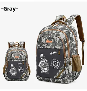 Macro-opname van grijze digitale camouflage rugzak met M416-print en tactisch ontwerp