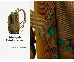 Detailopname van de versterkte driehoekige stiksels op de camouflage rugzakbanden
