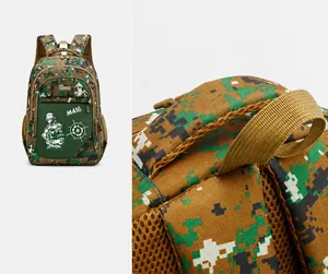 Detail van de dubbele handgrepen op een digitale camo schoolrugzak met M416-print