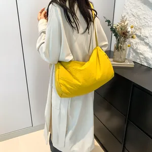 Minimalistische gele nylon crossbodytas met grote capaciteit voor dagelijks woon-werkverkeer