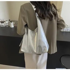 Sac fourre-tout argenté métallisé avec texture plissée porté à l'épaule pour femme