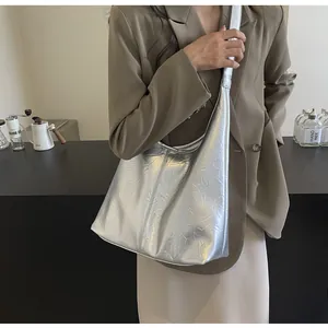 Vue détaillée du grand sac cabas argenté avec texture cuir métallisé et bandoulière