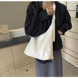 Grand sac cabas blanc en cuir PU porté par un mannequin dans un intérieur moderne