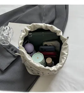 Vue de dessus de l'intérieur du sac seau montrant sa grande capacité de rangement