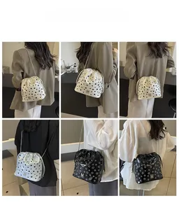 Collage de sacs seaux chic avec oeillets argentés et bandoulière sur des modèles