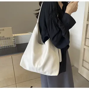 Vue détaillée d'un grand sac cabas crème en similicuir texturé au design minimaliste