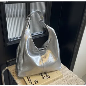 Détail du sac cabas argenté métallisé avec texture plissée et large bandoulière