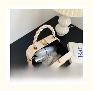 Vue de dessus d'un sac à main blanc structuré montrant l'intérieur spacieux pour cosmétiques