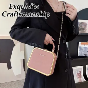 Sac à main hexagonal rose chic avec cadre doré et bandoulière chaîne sur modèle