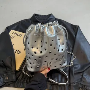 Sac Seau en Cuir PU pour Femmes Oeillets Métalliques Ajourés Cordon de Serrage Sac Bandoulière Avec Chaîne en Métal Logo M