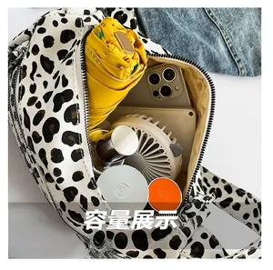 Intérieur spacieux d'un sac cabas en toile léopard montrant sa grande capacité