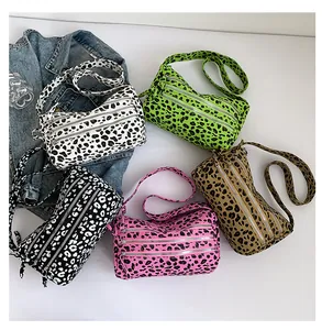 Détail de sacs fourre-tout léopard en cinq couleurs avec trois poches zippées et bandoulières