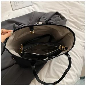 Vue détaillée de l'intérieur du grand cabas en cuir noir avec sa pochette amovible